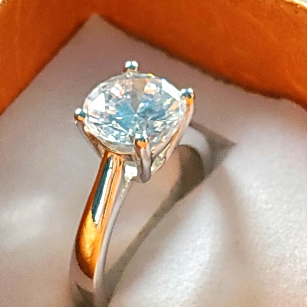 Zirconia ring, size 4. New in Box. 18k white gold plated.